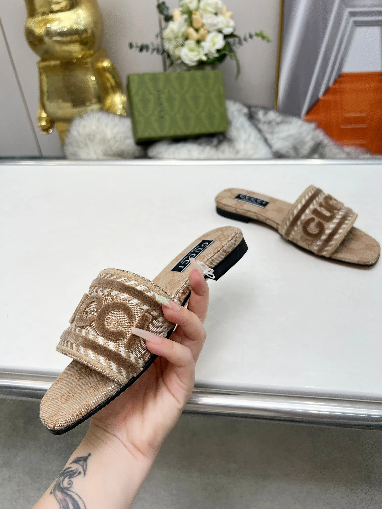 👟👟Ex-factory price 340👟👟 Genuine leather sole 200 Gucci 2024/Spring and summer new electric embroidery flat slippers hot style online —————————————— Perfect interpretation! The original development supports any comparison in the market! Carefully crafted materials! Months in the making! The pattern is extremely beautiful! Unique charm. The fabric is made from the original one-to-one ratio! Flash sale market free version! The thorn lines and three-dimensional effect are full! High-end and high-end Factory No.: 828-16 ꫛꫀꪝ Go➫ Materials: ❶ Upper: Electric embroidery environmentally friendly washed denim fabric ❷ Feet: imported sheepskin, lining sheepskin. ❸Outsole! Original Italian leather outsole ➕ Rubber outsole ........................................ ♡Size: 35-44 ♡Colour: 1cm